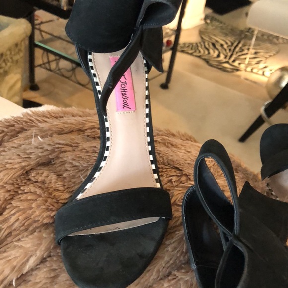 Heels - Picture 3 of 4